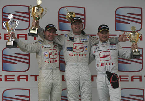 Hele to 2. pladser hev den unge racerkører Christoffer Nygaard (tv) hjem på Lausitz i weekendens Seat Cup. Dermed kom han for første gang på podiet i klassen, og det altså flere gange. I midten søndagens vinder Thomas Marschall og til højre svenske Jimmy Johanson, som blev nummer 3.